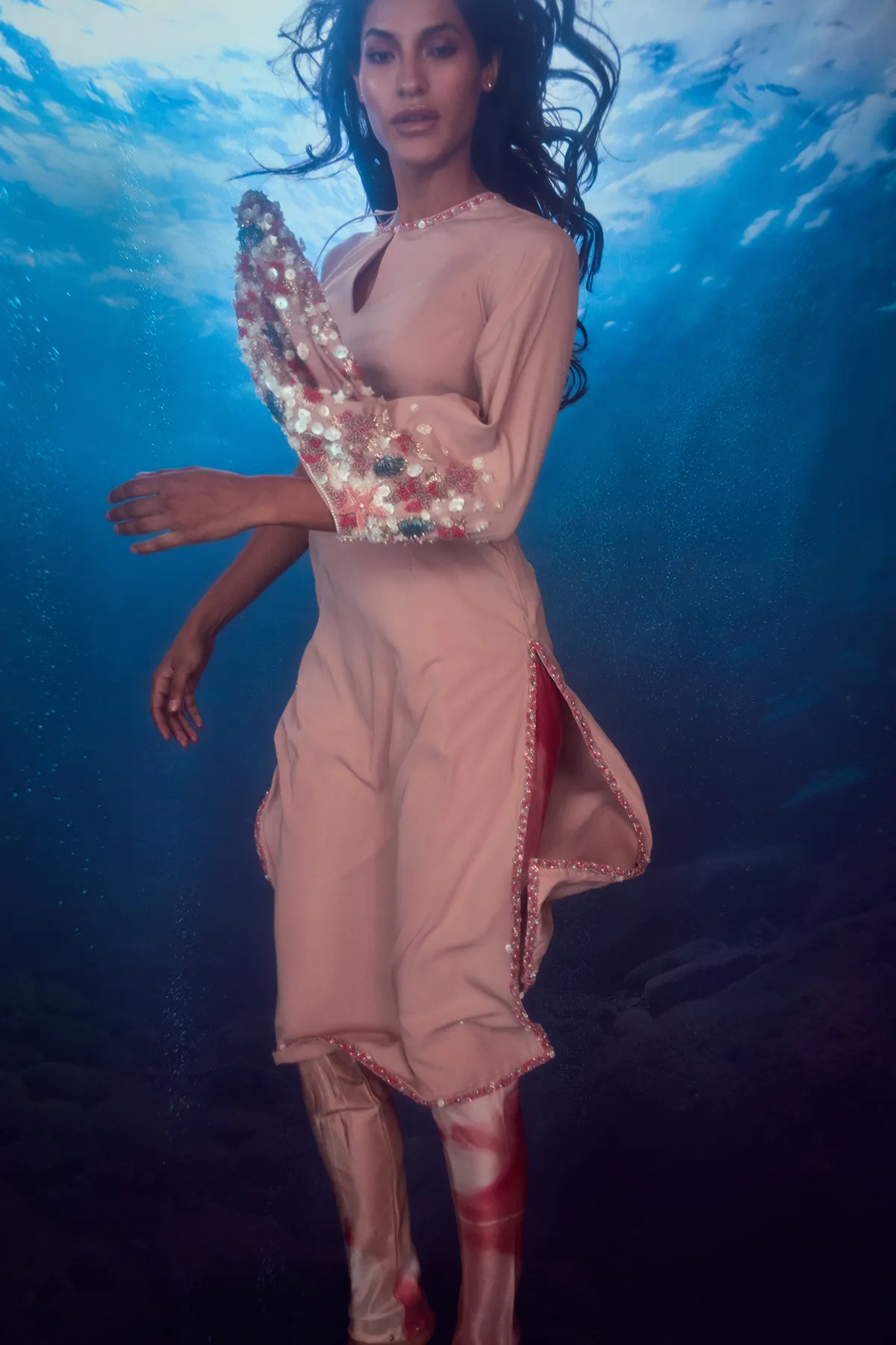 Salmon Pink Single-sided Angel-sleeved Straight Kurti with Long Tight-fitting Trousers and Net Dupatta